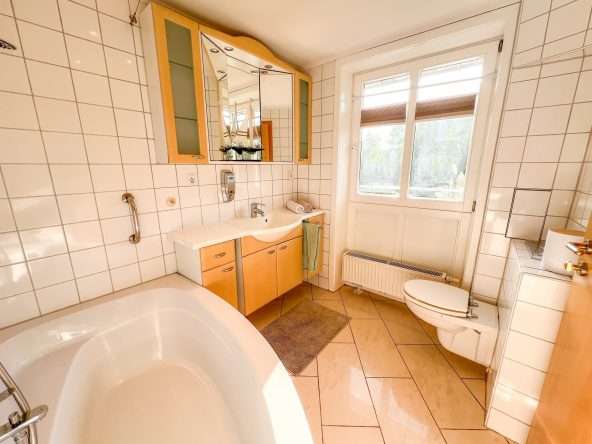 EG Badezimmer mit Wanne (1)