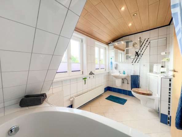 OG Badezimmer mit Wanne (2)